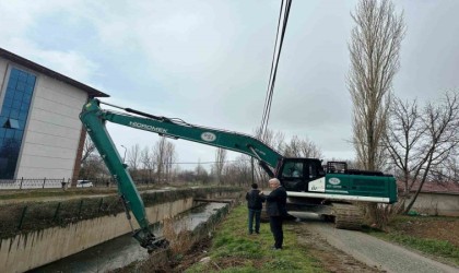 Hisarcık Kocaçay ve Küçükçayda zemin temizleme çalışması