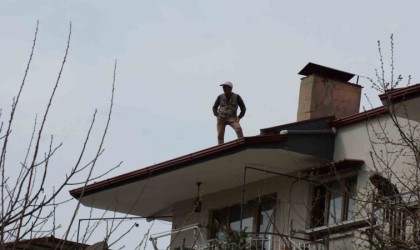 İtfaiyenin çalışmasını, tehlikeye aldırmadan çatıdan izledi