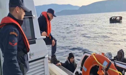 İzmir açıklarında 22 düzensiz göçmen yakalandı, 52si kurtarıldı