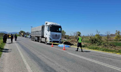 İzmirde tırın altında kalan emekli polis hayatını kaybetti
