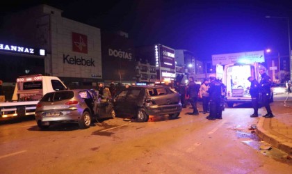 İzmirdeki feci kazada ortalık savaş alanına döndü: 2 ölü, 7 yaralı