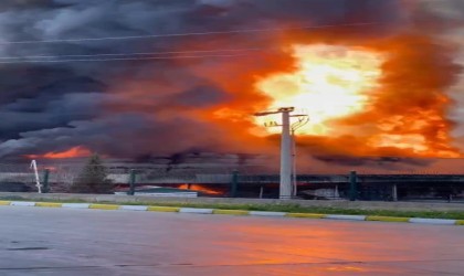 İzmirin Kemalpaşa ilçesindeki bir lojistik firmasının deposunda yangın çıktı. Dumanlar kilometrelerce uzaktan görülebilirken, çok sayıda itfaiye ekibi bölgeye sevk edildi.