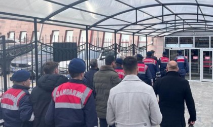 Jandarma mağdurlara zorla senet imzalatan şahısları operasyonla yakaladı