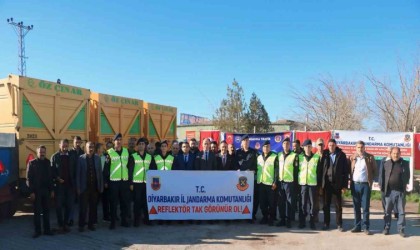 Jandarma trafik ekiplerinden reflektör tak, görünür ol projesi
