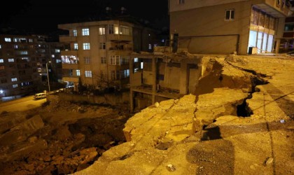 Kahramanmaraşta toprak kayması: Çok sayıda araç zarar gördü