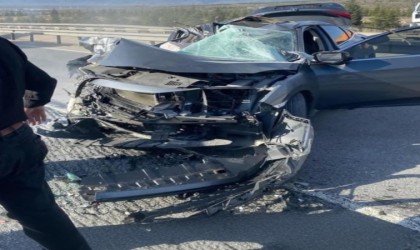 Kamyona arkadan çarparak hurdaya dönen otomobilin sürücüsü yaralandı