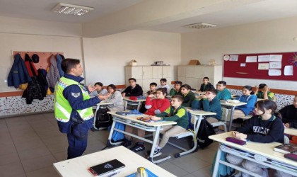Karacasuda jandarma ekipleri öğrencileri bilgilendirdi