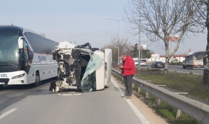 Kazada şoför kabini kopan tırın sürücüsü yaralandı