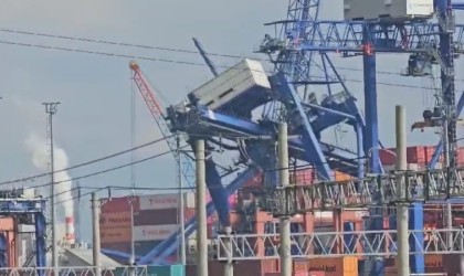 Kocaelide uluslararası limanda 3 yükleme vinci devrildi, çok sayıda ekip bölgeye sevk edildi