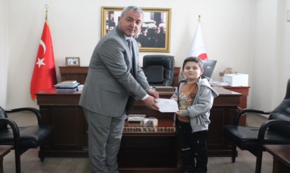 Kumbarasında biriktirdiği parayı bağışladı