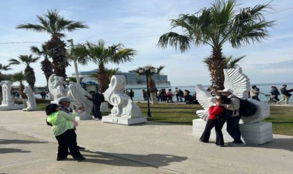 Kuşadasına gelen turistler sahildeki sanat eserlerini beğendi