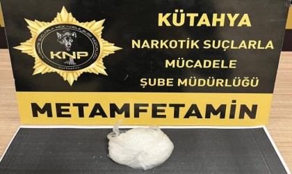 Kütahyada durdurulan otobüsteki yolcunun eşyaları arasında uyuşturucu ele geçirildi