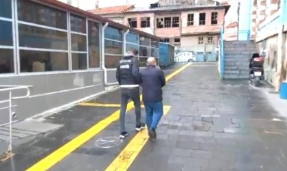 Kütahyada eşyaları arasında uyuşturucu bulunan yolcu tutuklandı