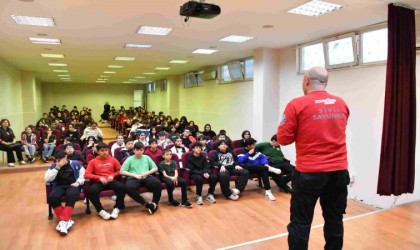 Minik öğrenciler arama kurtarma köpeğiyle birlikte deprem tatbikatı yaptı