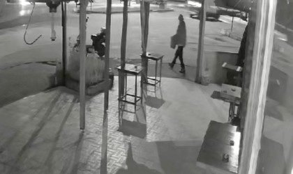 Motoruyla saksıları çaldı