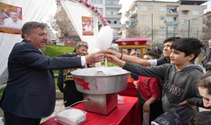 Muhtar adayından çocukların gönlüne dokunan hareket