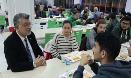 Öğrencilerle iftarda bir araya geldi