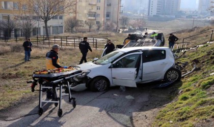 Otomobil yavaşlayan araca arkadan çarptı: 2 yaralı