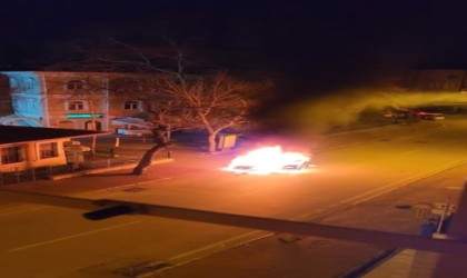 Park halindeki otomobil alev topuna döndü