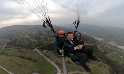 Projelerini paraşütle uçarak anlattı