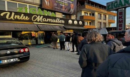 Ramazanın ilk gününde sıcak pide kuyruğu geleneği bozulmadı