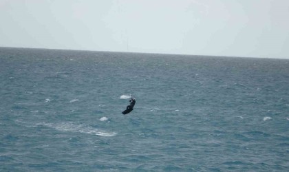 Sağanak ve fırtına alarmı verilen Antalyada uçurtma sörfü keyfi