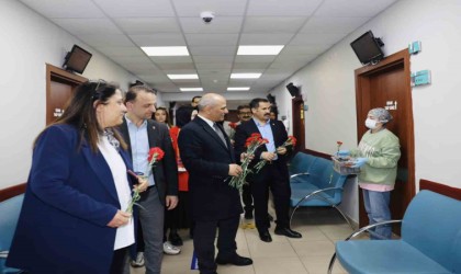 Sağlık çalışanlarına karanfil hediyesi