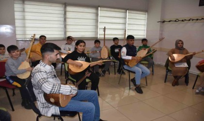 Şahinbey tesislerinde bağlama çalmayı öğreniyorlar