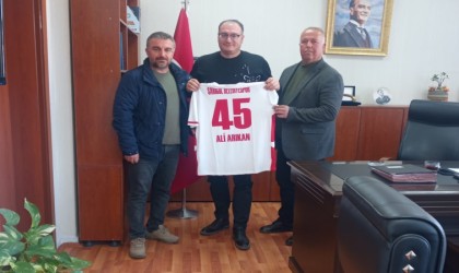 Şampiyon takımdan Sarıgöl Kaymakamı Arıkana hatıra forma