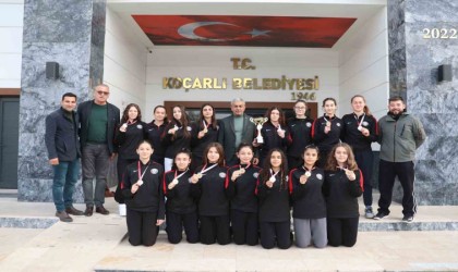 Şampiyon voleybolcular sevinçlerini Başkan Kaplanla paylaştı