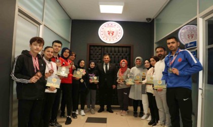 Şampiyonlardan Kabakcıya ziyaret