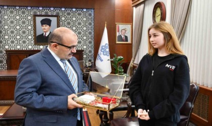 Şehitlikten gelen toprak ve bayrak Vali Ustaoğluna teslim edildi