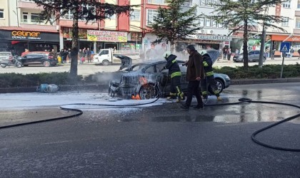 Seyir halindeki LPGli otomobil alev topuna döndü
