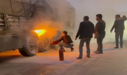 Seyir halindeki tırın lastikleri alev aldı