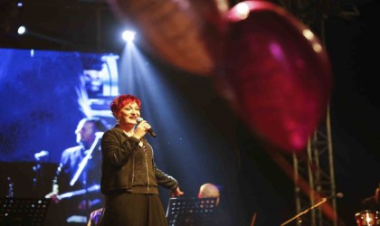 Sirtaki oynayıp dans ettiler