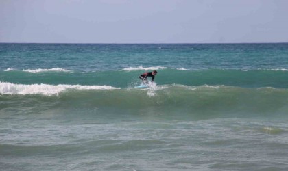 Sörf tutkunları dalgalı denizi fırsat bilip sörf yaptı