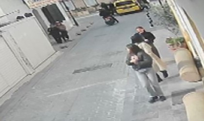 Taksi sürücüsünün, motosiklet sürücüsüne dehşeti yaşattığı anlar kamerada