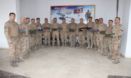 Tamam Teyzeden jandarmaya yün atkı jesti