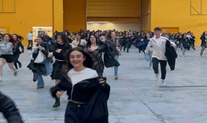 Teoman konserinde en önde olabilmek için birbirleriyle yarıştılar