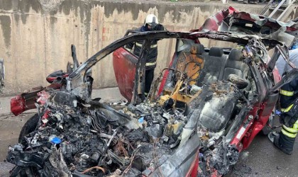 Tırın altına giren otomobil yandı, sürücü hayatını kaybetti