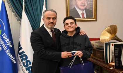 Türkiyenin en genç satranç ustasından Başkan Aktaşa ziyaret