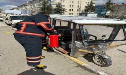 Üç tekerlekli mopedde çıkan yangın itfaiye tarafından söndürüldü