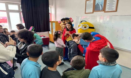 UEDAŞ Kardeşim Üşemesin diye yola çıktı, 10 yılda 10 bin öğrenciyi gülümsetti