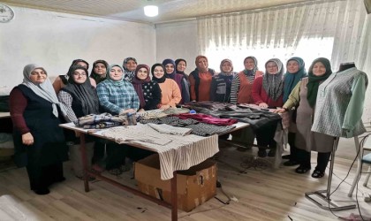 Ürettikleri kıyafetlerle ekonomiye katkı sağlıyorlar