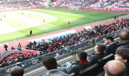 Vali Aksoy Eskişehirspor maçını tribünden izledi