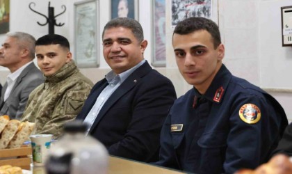 Vali Aslan Mehmetçikle birlikte iftar yaptı