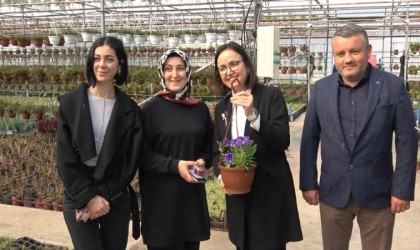 Vali Kayada ildeki başarılı kadınlarla buluştu