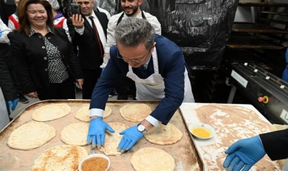 Vali Ünlü, öğrencilere Ramazan pidesi yaptı