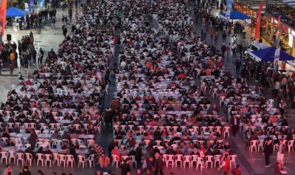 Vatandaşlar Aydın Büyükşehir Belediyesinin iftar sofralarında buluşuyor