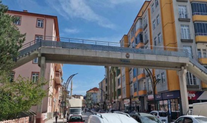 14 yaşındaki genç kız üst geçitten atladı